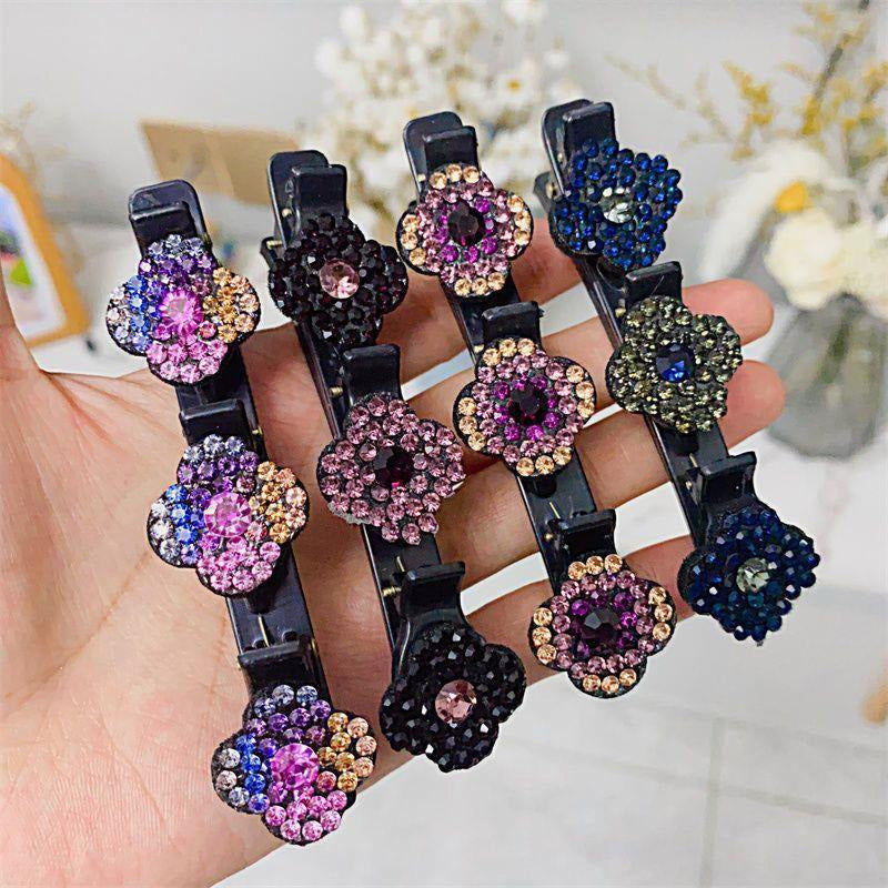 "Damhårklämma med tre strassblommor, glittrande, elegant accessoar för kvinnor, perfekt för glamorös stil."