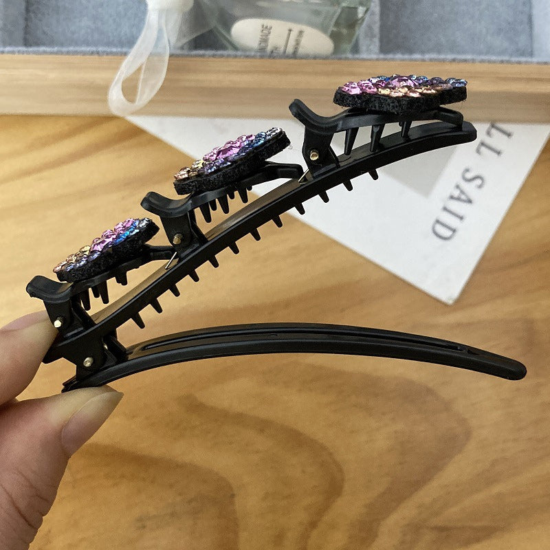 "Damhårklämma med tre strassblommor, glittrande, elegant accessoar för kvinnor, perfekt för glamorös stil."