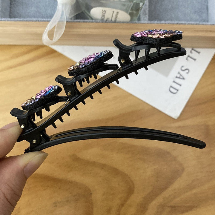 "Damhårklämma med tre strassblommor, glittrande, elegant accessoar för kvinnor, perfekt för glamorös stil."