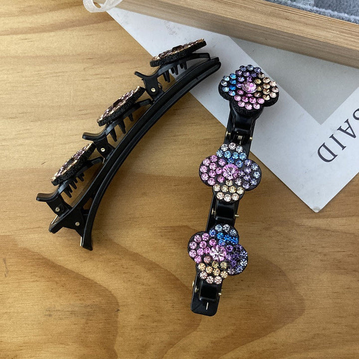 "Damhårklämma med tre strassblommor, glittrande, elegant accessoar för kvinnor, perfekt för glamorös stil."