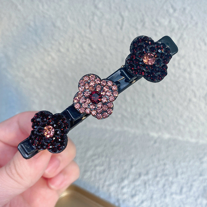 "Damhårklämma med tre strassblommor, glittrande, elegant accessoar för kvinnor, perfekt för glamorös stil."