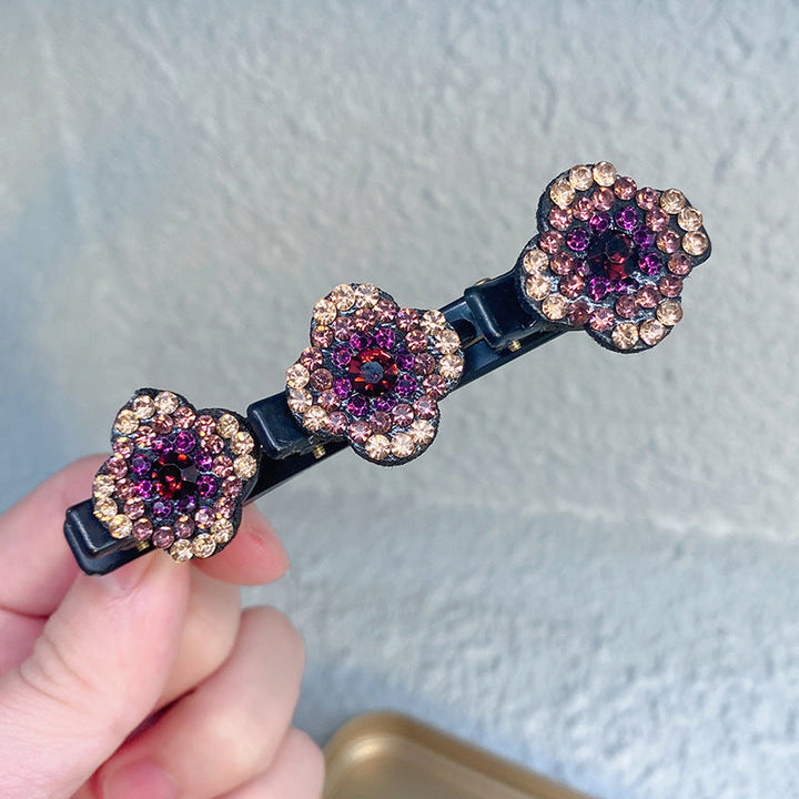 "Damhårklämma med tre strassblommor, glittrande, elegant accessoar för kvinnor, perfekt för glamorös stil."