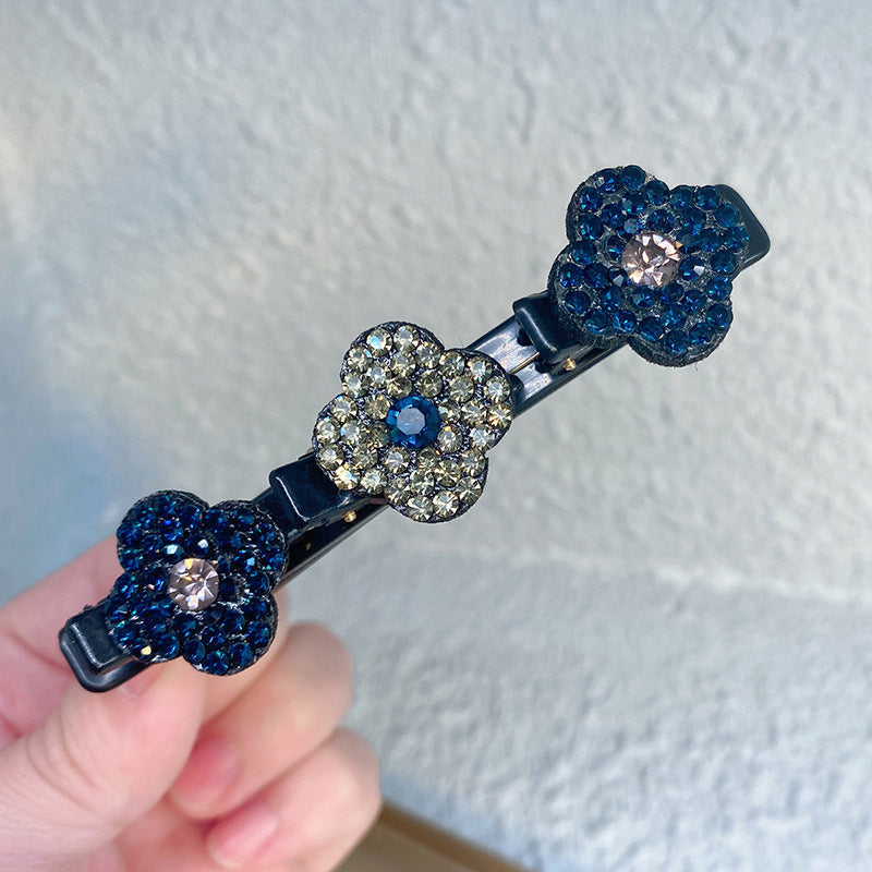 "Damhårklämma med tre strassblommor, glittrande, elegant accessoar för kvinnor, perfekt för glamorös stil."