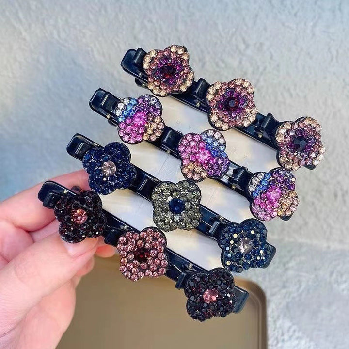 "Damhårklämma med tre strassblommor, glittrande, elegant accessoar för kvinnor, perfekt för glamorös stil."