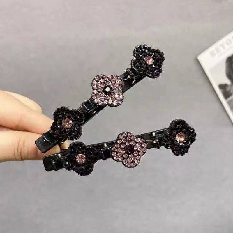"Damhårklämma med tre strassblommor, glittrande, elegant accessoar för kvinnor, perfekt för glamorös stil."