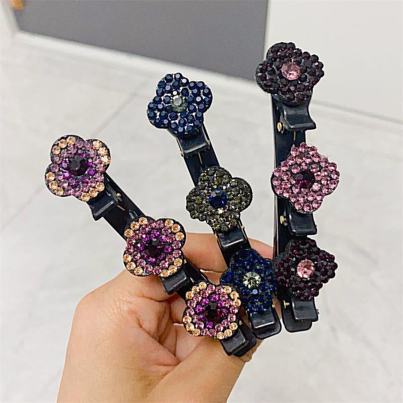 "Damhårklämma med tre strassblommor, glittrande, elegant accessoar för kvinnor, perfekt för glamorös stil."
