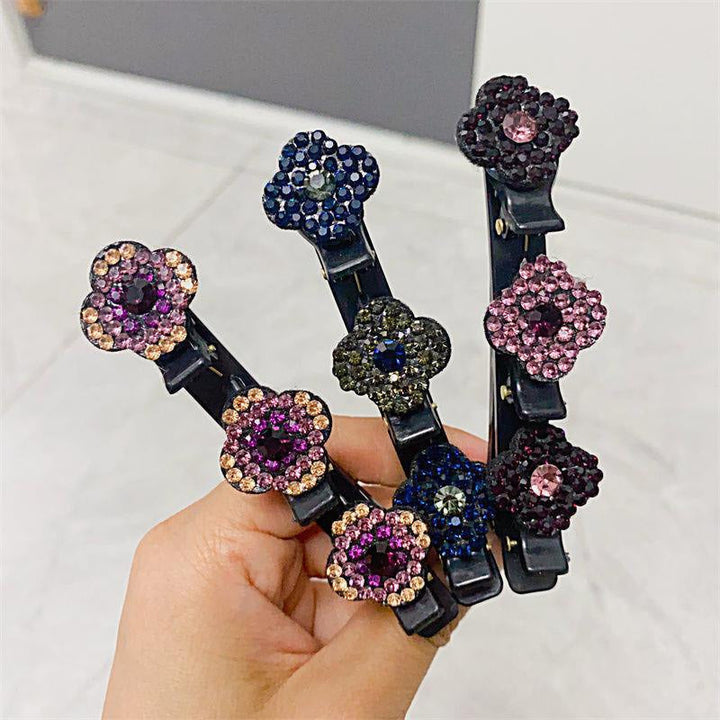 "Damhårklämma med tre strassblommor, glittrande, elegant accessoar för kvinnor, perfekt för glamorös stil."