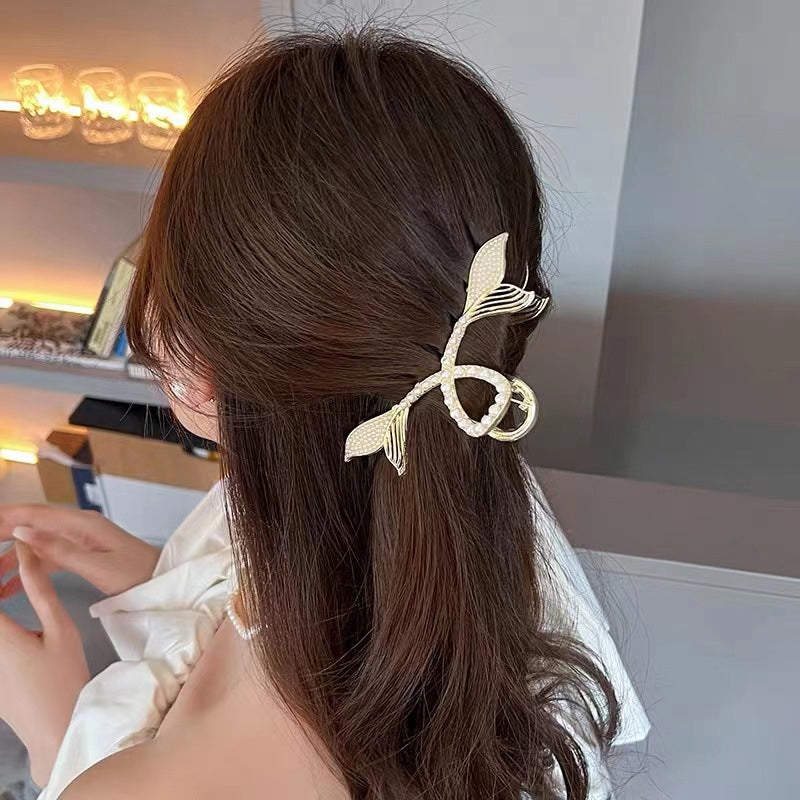 "Damhårklämmor i strassmetall, guld och silver, elegant design, perfekt för stil och elegans, kvinnliga accessoarer."
