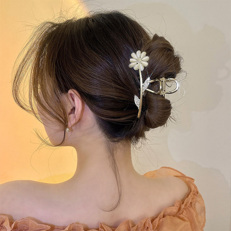 "Damhårklämmor i strassmetall, guld och silver, elegant design, perfekt för stil och elegans, kvinnliga accessoarer."