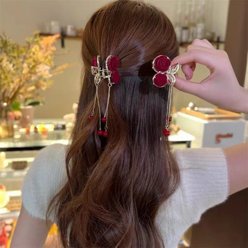 "Damhårnål i guldmetall med röd tofs, eleganta accessoarer för kvinnor, perfekta för bröllop och fester."