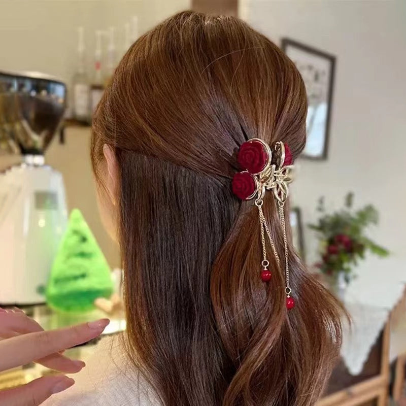 "Damhårnål i guldmetall med röd tofs, eleganta accessoarer för kvinnor, perfekta för bröllop och fester."