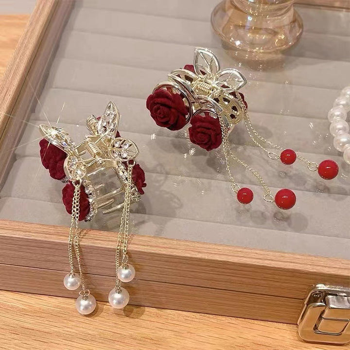 "Damhårnål i guldmetall med röd tofs, eleganta accessoarer för kvinnor, perfekta för bröllop och fester."