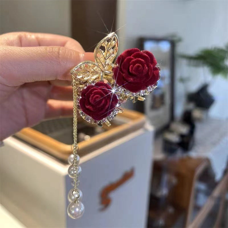 "Damhårnål i guldmetall med röd tofs, eleganta accessoarer för kvinnor, perfekta för bröllop och fester."