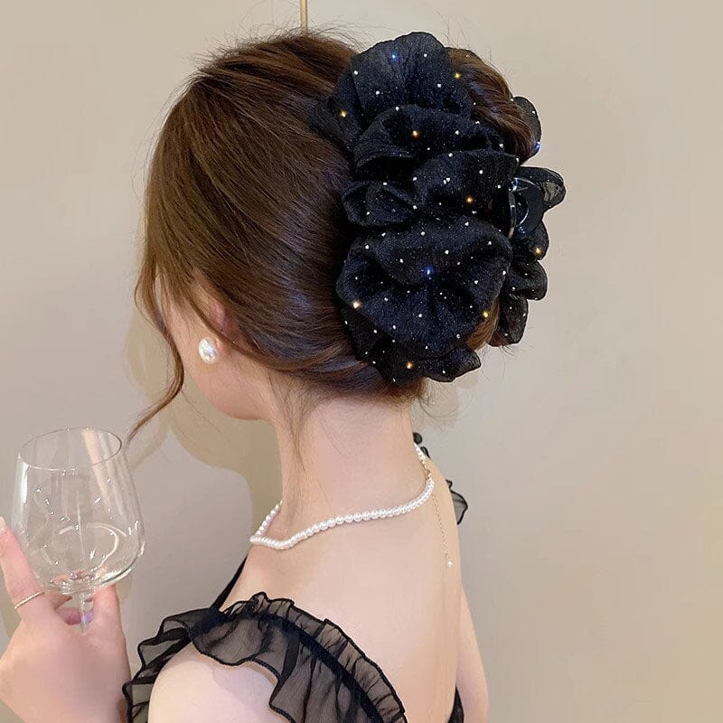 "Damhårsclips med bubbelrosett i lager av tyg, elegant handgjord design för stilrena och moderna frisyrer."