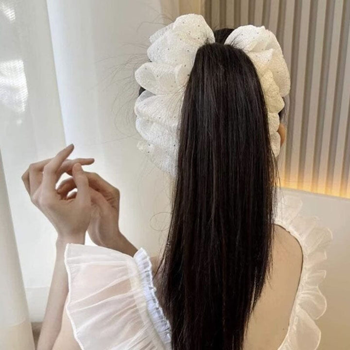 "Damhårsclips med bubbelrosett i lager av tyg, elegant handgjord design för stilrena och moderna frisyrer."