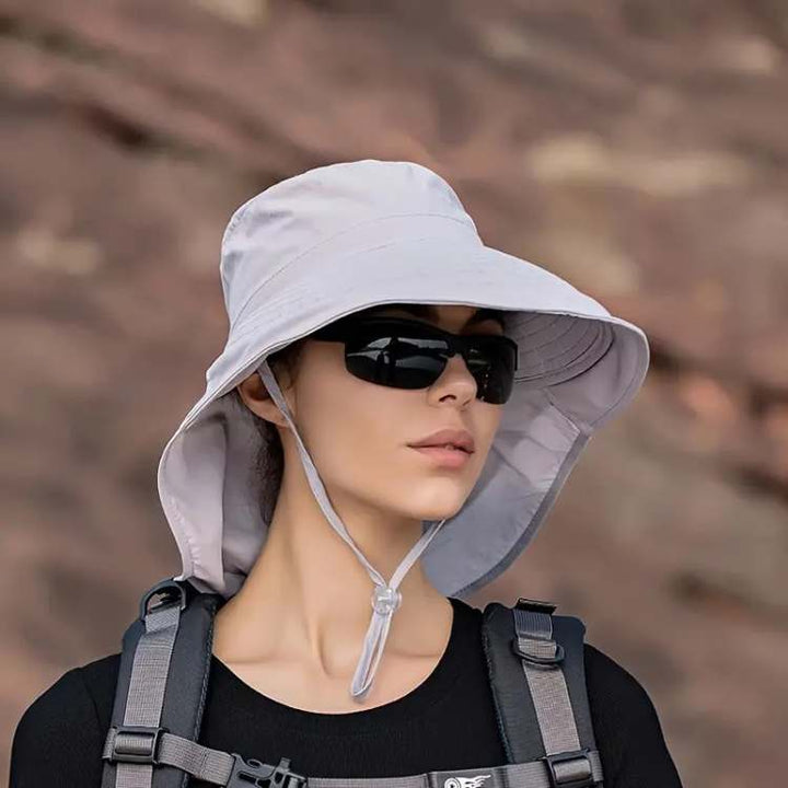 Lätt och sval damhatt med UV-skydd. Idealisk strandhatt för soliga dagar och utflykter.