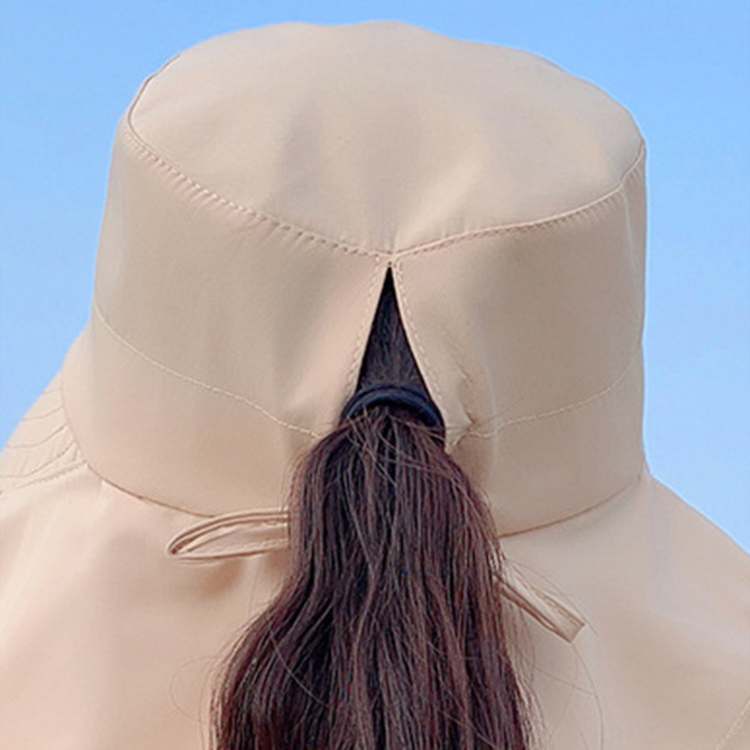 Elegant sommarhatt för dam med UV-skydd. Skyddar ansiktet från solen med sin breda skärm.