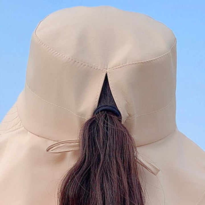 Elegant sommarhatt för dam med UV-skydd. Skyddar ansiktet från solen med sin breda skärm.