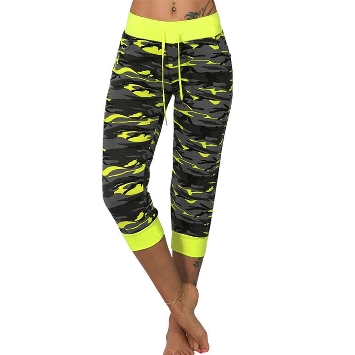 "Damhögmidjade camofärgade yoga byxor med bälte, urban stil, bekväma och trendiga byxor för träning och vardag."