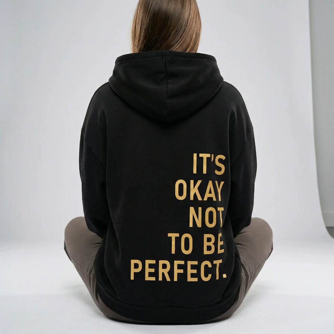 Bekväm damtröja med luva och avslappnad passform. Har ett unikt tryck baktill. Idealisk för streetwear.