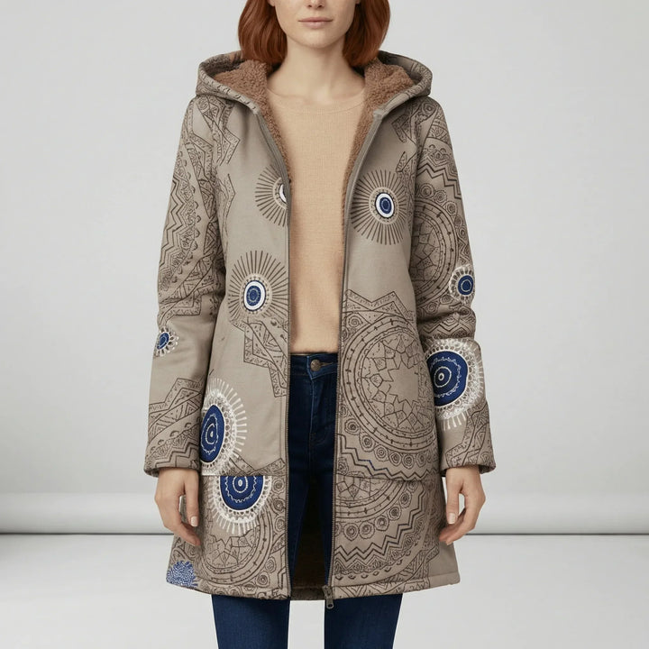 Lång figursydd damjacka: Ella, med huva i retrodesign. En elegant och trendig övergångsjacka.
