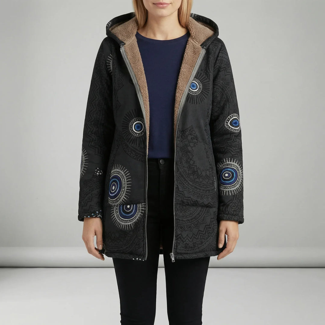 Damjacka med fickor: Ella, lång figursydd modell med huva, elegant retrolook. Vår/höst.