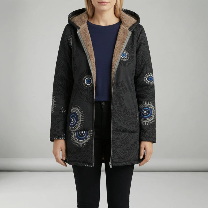 Damjacka med fickor: Ella, lång figursydd modell med huva, elegant retrolook. Vår/höst.