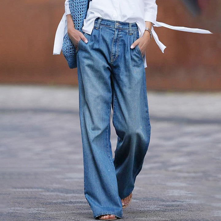 Kvinnors bekväma vardagsjeans med elegant hög midja och modern vid passform i mörkblå denim.