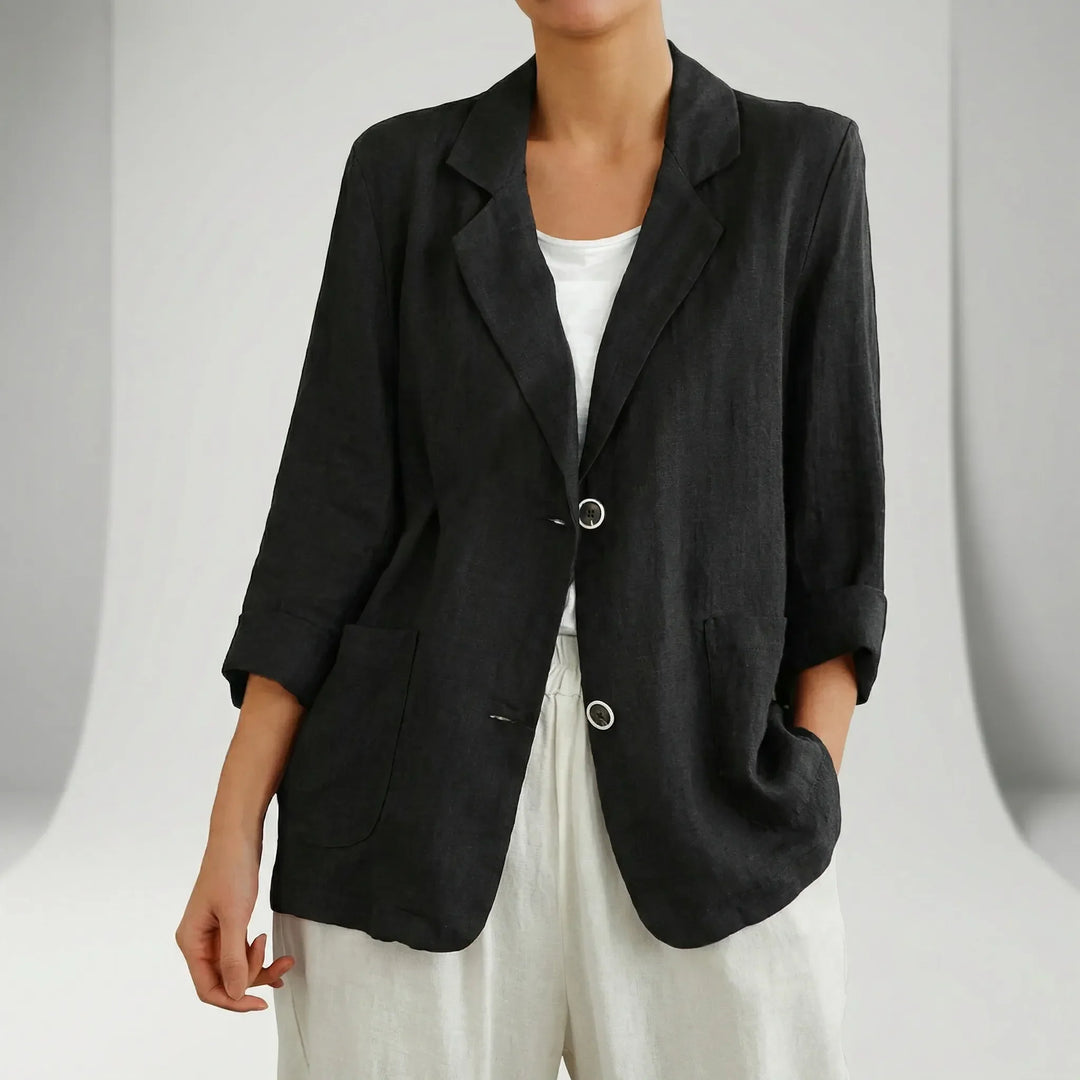 Stilren damkavaj Olivia, relaxed fit blazer. Bekväm ytterplagg med trekvartsärm. Perfekt för elegant dammode.