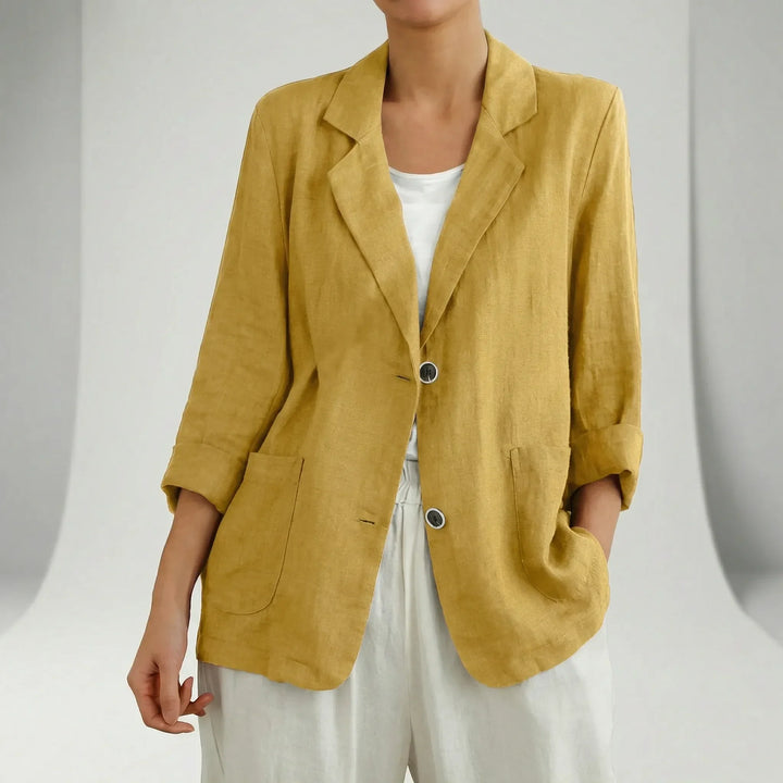 Avslappnad damkavaj Olivia, stilren. Enkelknäppt blazer med trekvartsärm, bekväm passform. Elegant ytterplagg för kvinnor.
