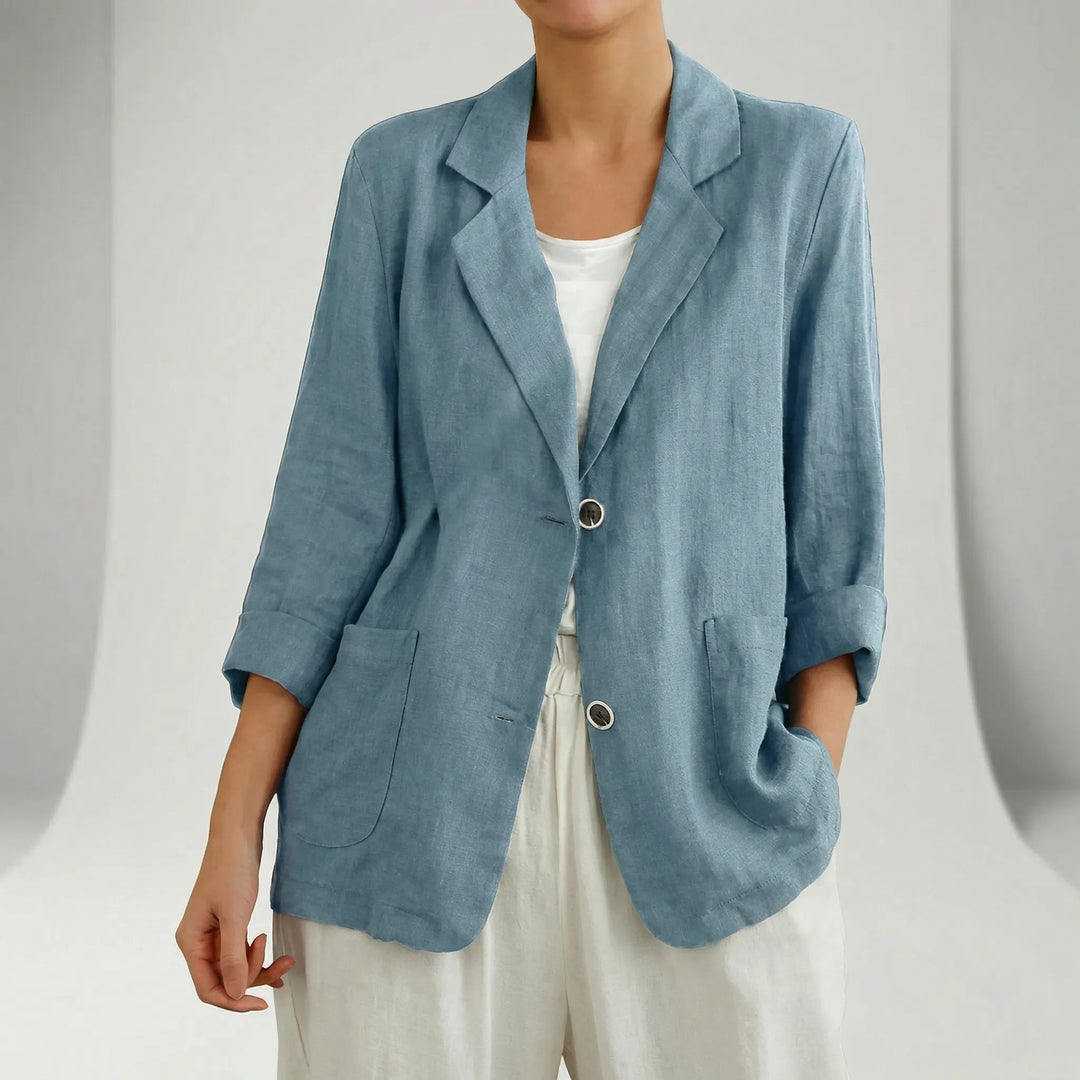 Detaljbild på Olivia damkavaj. Elegant enkelknäppt blazer med trekvartsärm. Stilren kvinnokavaj för vardag och fest.