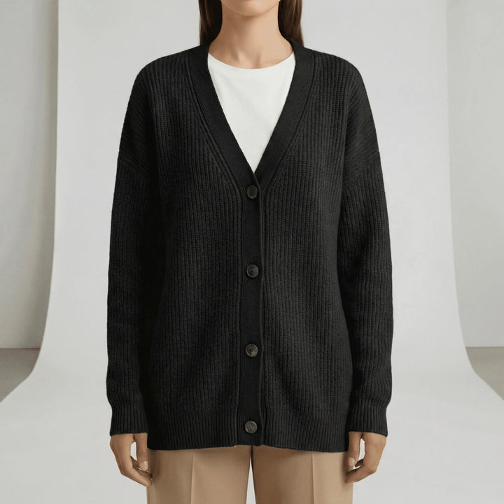 Elegant damcardigan med full knappslå, avslappnad passform och V-ringad design för modern stil.