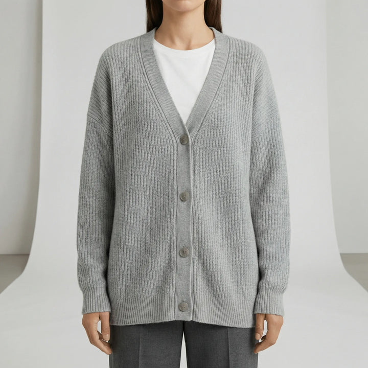 Hannah stickad damkofta med knappar och avslappnad passform. En bekväm och stilfull cardigan.