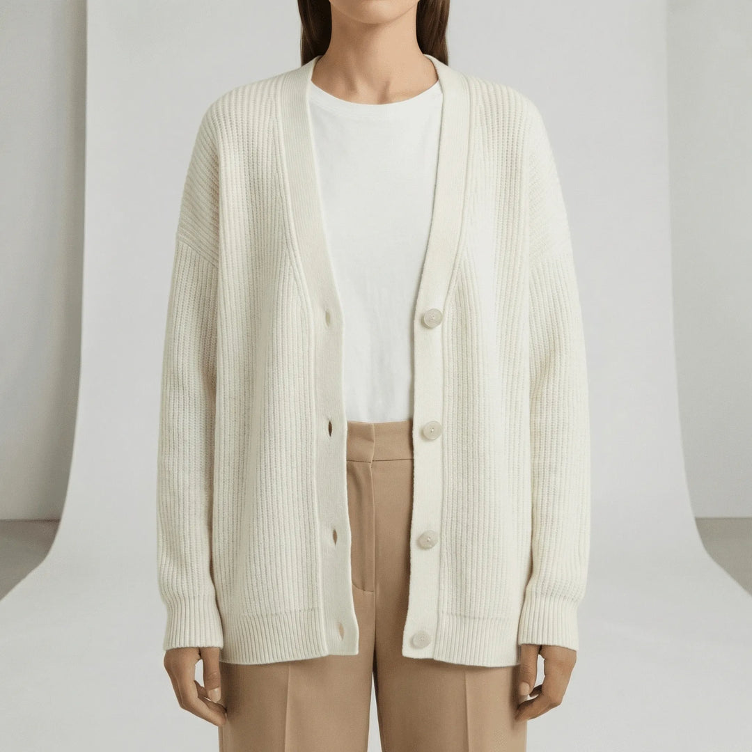 Mysig avslappnad damkofta med knappar, perfekt som lager och för en bekväm vardagslook.