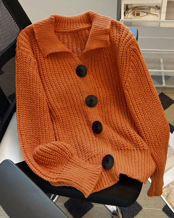 Behaglig damkofta i stickat material med knappar, för en avslappnad vardagslook.