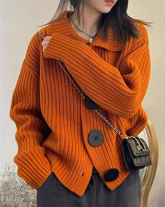 Modell bär bekväm damkofta med knappar, idealisk för höstens och vårens mode.