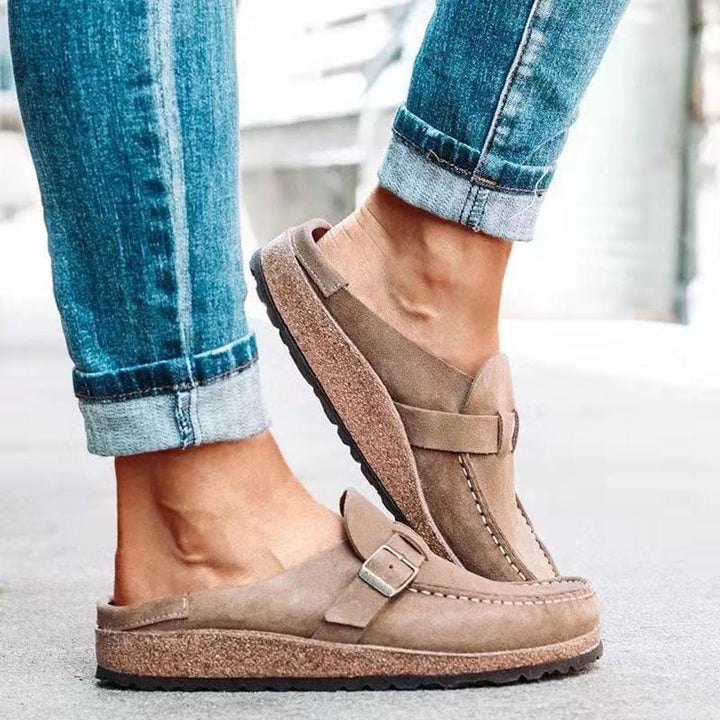 Vardagsskor för damer: mockaliknande loafers med spänne, kombinerar casual look med komfort.