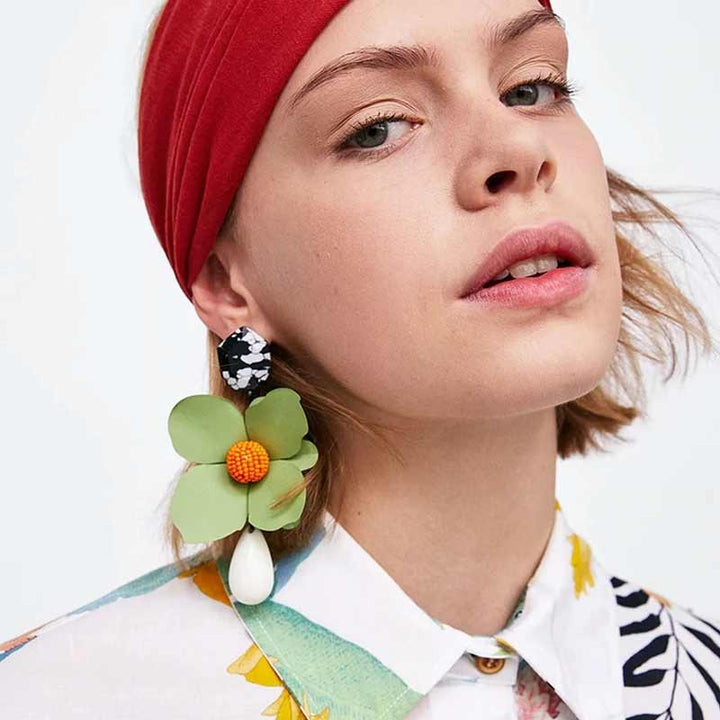 "Damörhängen i metall med blommönster och hängande design, i flera färger, 10 cm långa, eleganta accessoarer."