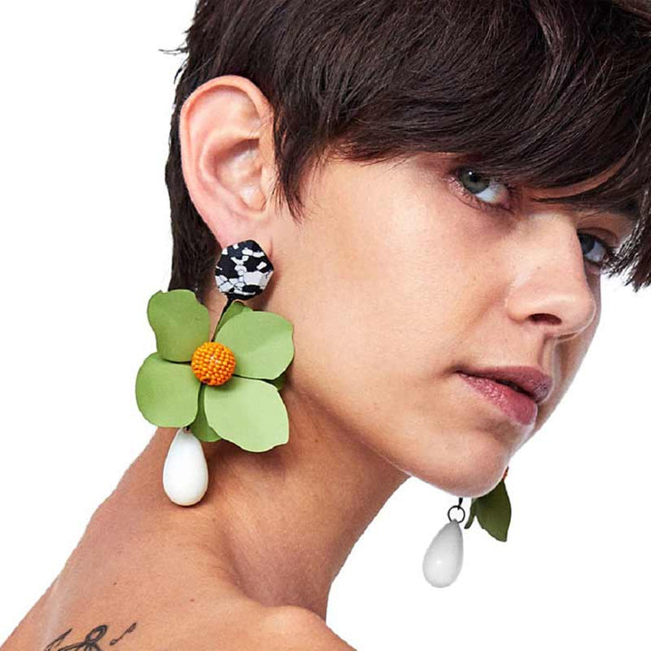 "Damörhängen i metall med blommönster och hängande design, i flera färger, 10 cm långa, eleganta accessoarer."