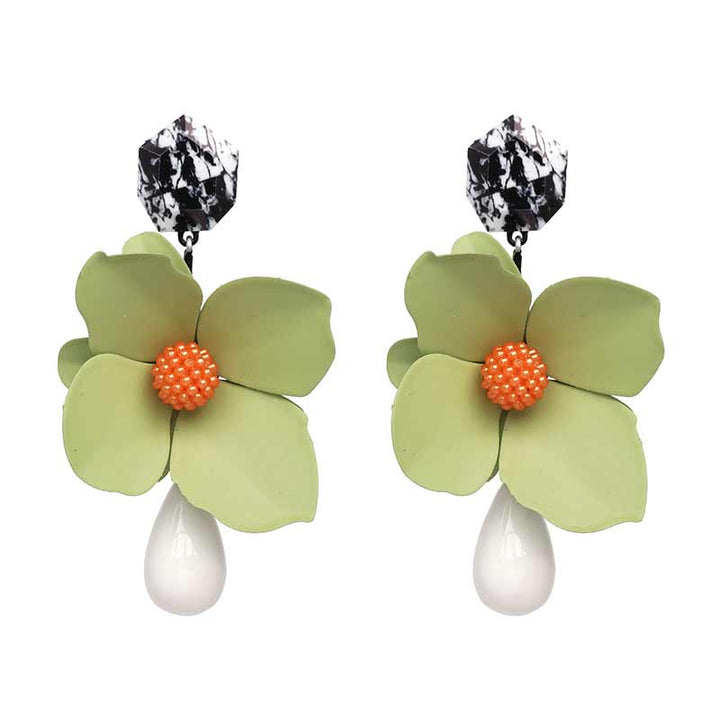 "Damörhängen i metall med blommönster och hängande design, i flera färger, 10 cm långa, eleganta accessoarer."