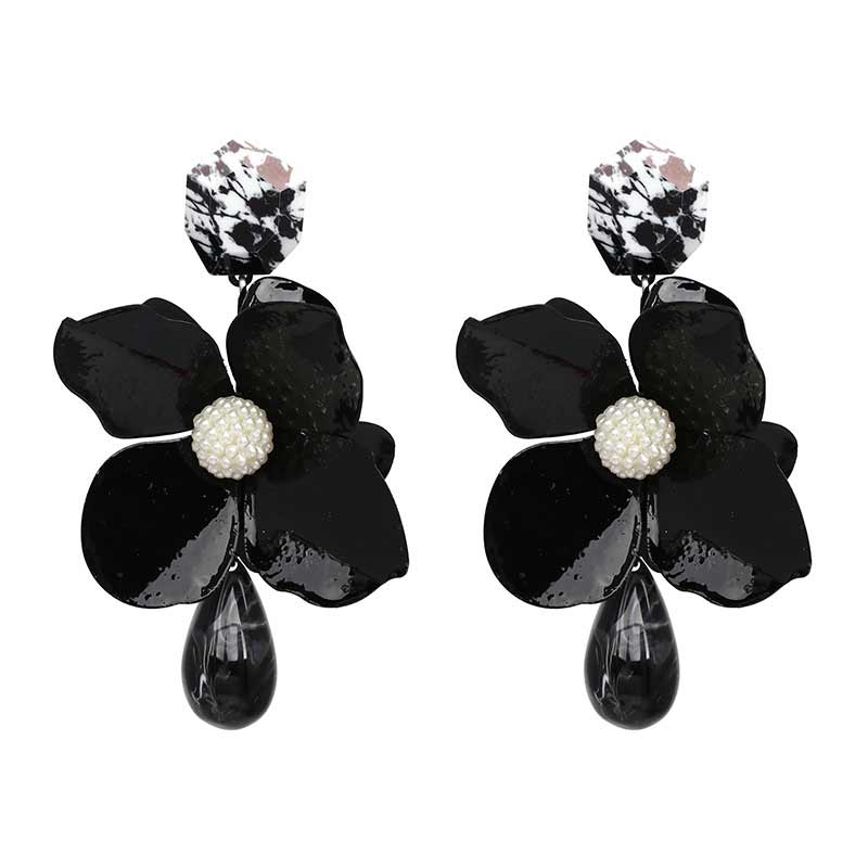 "Damörhängen i metall med blommönster och hängande design, i flera färger, 10 cm långa, eleganta accessoarer."