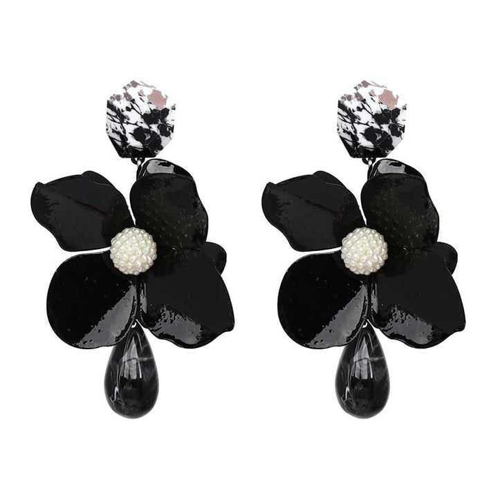 "Damörhängen i metall med blommönster och hängande design, i flera färger, 10 cm långa, eleganta accessoarer."