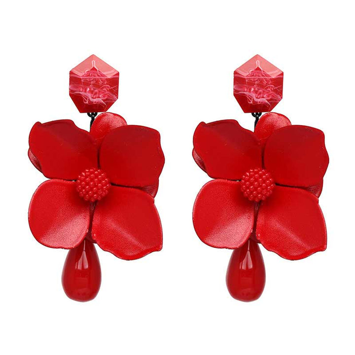 "Damörhängen i metall med blommönster och hängande design, i flera färger, 10 cm långa, eleganta accessoarer."