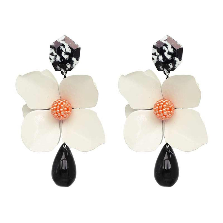 "Damörhängen i metall med blommönster och hängande design, i flera färger, 10 cm långa, eleganta accessoarer."