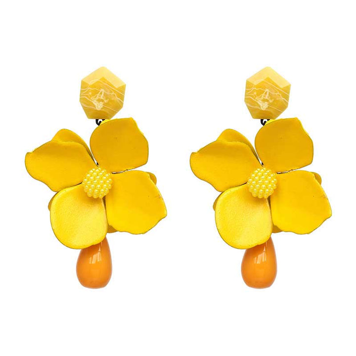 "Damörhängen i metall med blommönster och hängande design, i flera färger, 10 cm långa, eleganta accessoarer."