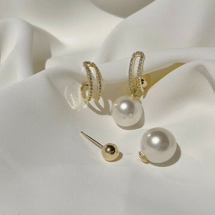 "Damörhängen med pärldesign, elegant metall och blommotiv, lämpliga för flera tillfällen och olika stilar."