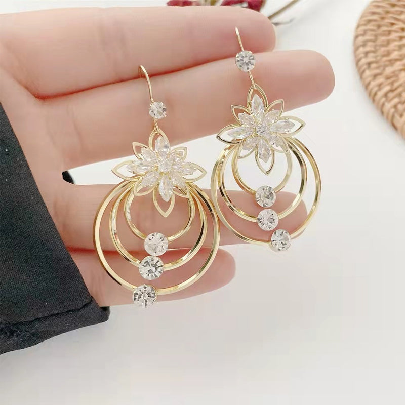 "Damörhängen med tre båge kristall lotusdesign i guldöverdrag, glänsande kristaller för elegant och tidlös look."