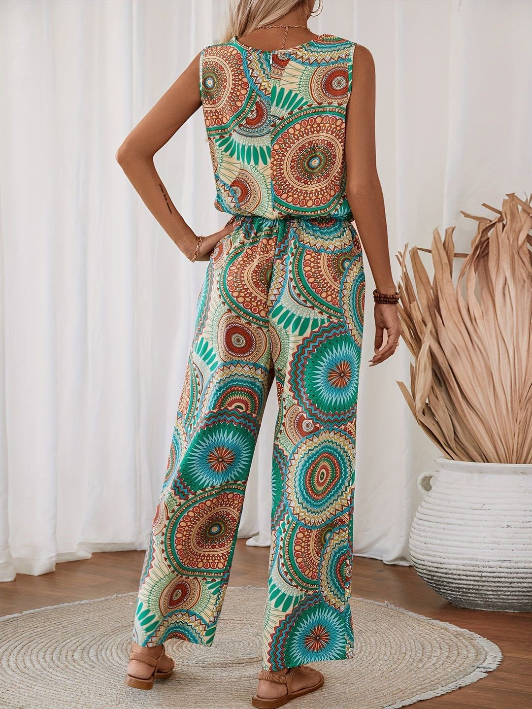 Trendig ärmlös damoverall med färgglatt mandalamönster i boho-stil. Idealisk för sommar & fritid.