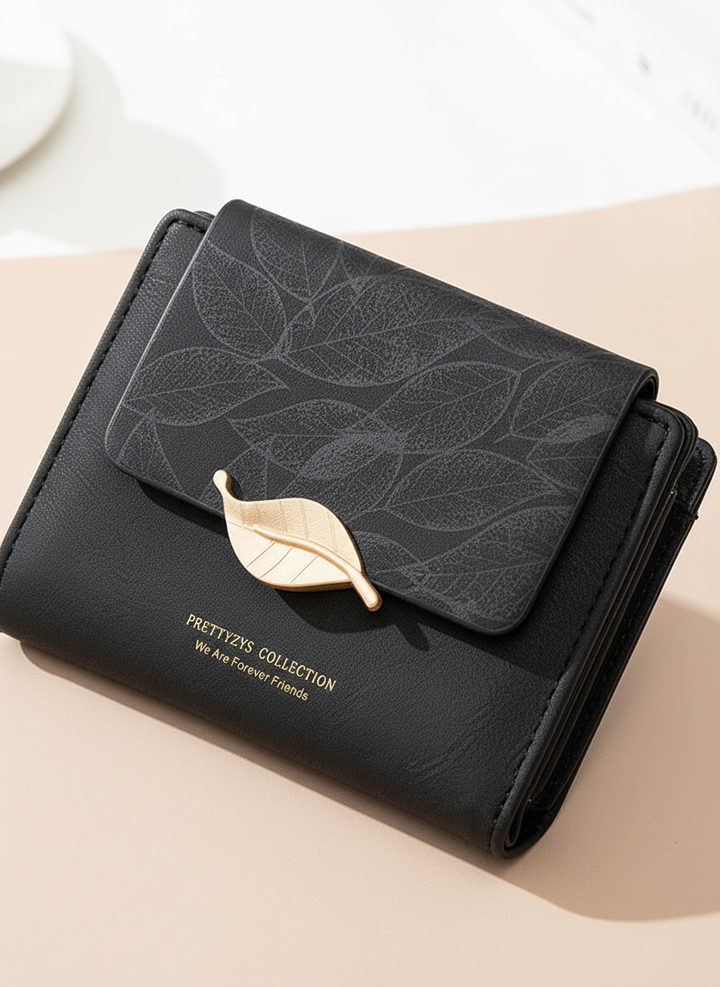 Kompakt dam miniplånbok FrostedLeaf i hand. Visar storlek & stilren design, idealisk för vardagen.