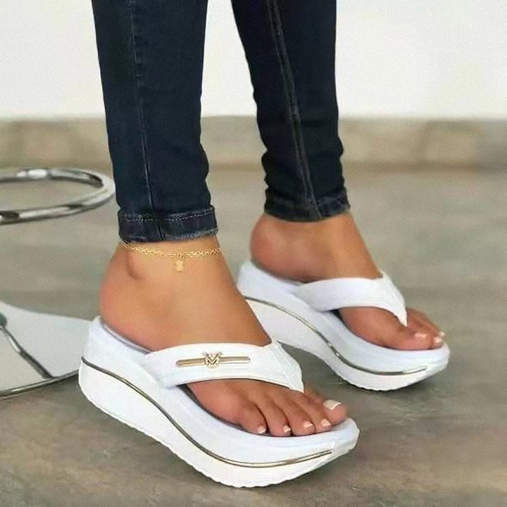 "Damplattformssandaler med kilklack i lätt PU-material, elegant sofistikerad stil, perfekt för sommarens alla tillfällen."